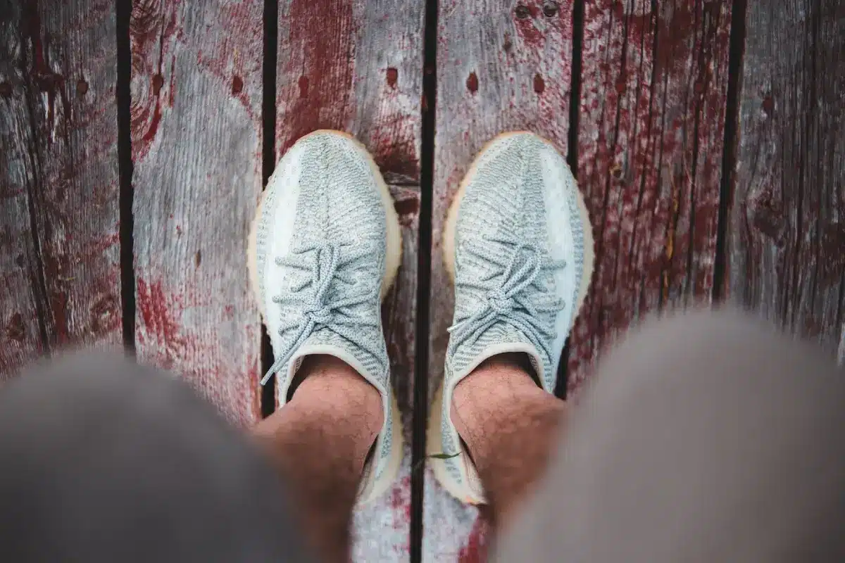 can you wear boots or high top sneakers with shorts